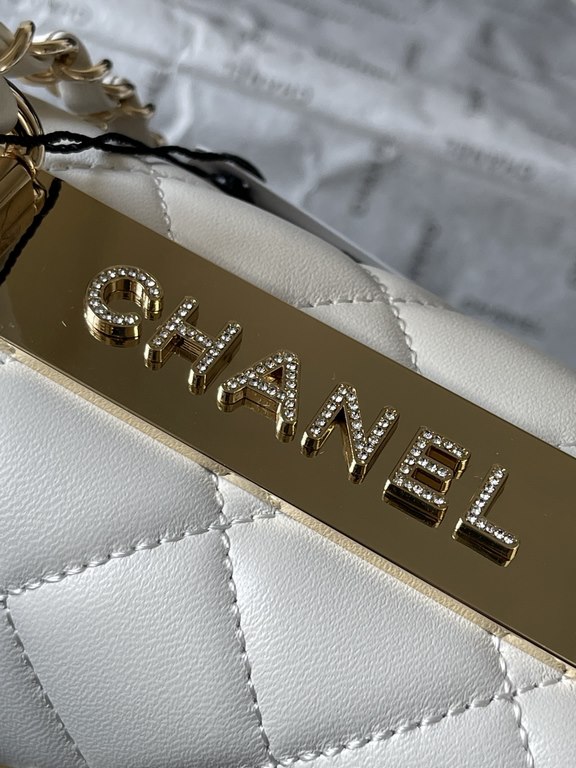 . AS4654# Chane1 Mini Full Diamond Mouth Flap Bag FallWinter Newest Hardware ～Made of imported sheepskin, top-notch production, perfect handcraft!Whether it is out on the street or Party are casual Hold, this metal desig