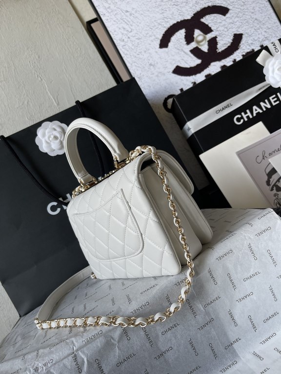 . AS4654# Chane1 Mini Full Diamond Mouth Flap Bag FallWinter Newest Hardware ～Made of imported sheepskin, top-notch production, perfect handcraft!Whether it is out on the street or Party are casual Hold, this metal desig