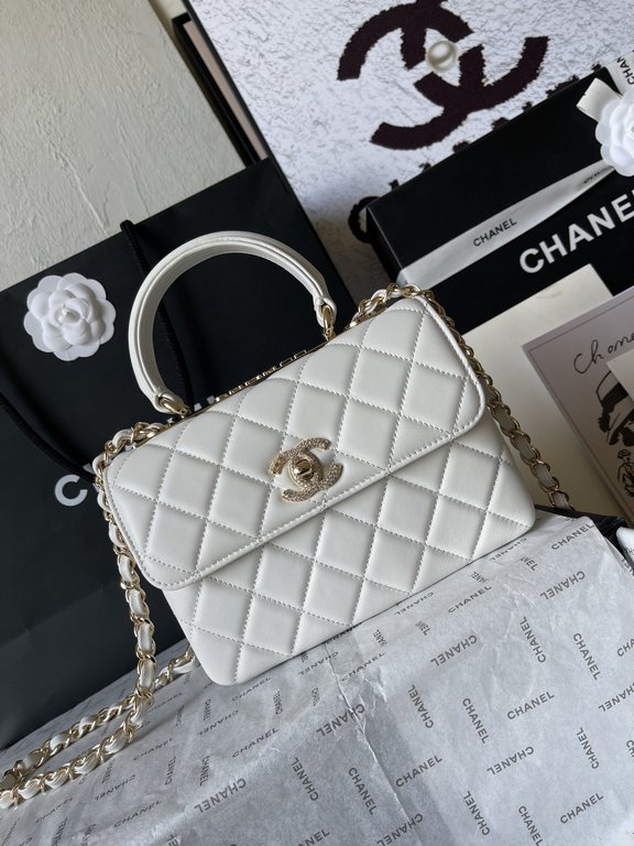 . AS4654# Chane1 Mini Full Diamond Mouth Flap Bag FallWinter Newest Hardware ～Made of imported sheepskin, top-notch production, perfect handcraft!Whether it is out on the street or Party are casual Hold, this metal desig