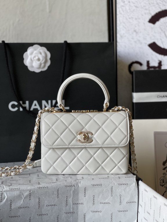 . AS4654# Chane1 Mini Full Diamond Mouth Flap Bag FallWinter Newest Hardware ～Made of imported sheepskin, top-notch production, perfect handcraft!Whether it is out on the street or Party are casual Hold, this metal desig