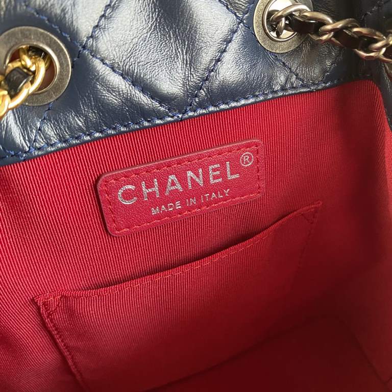 94485   CHANEL new limited edition gold and silver chain vintage backpack Exclusive explosive ChaneCC Gabrielle stray backpack Leather, hardware details, the style is completely opposite. The design of the latest small f