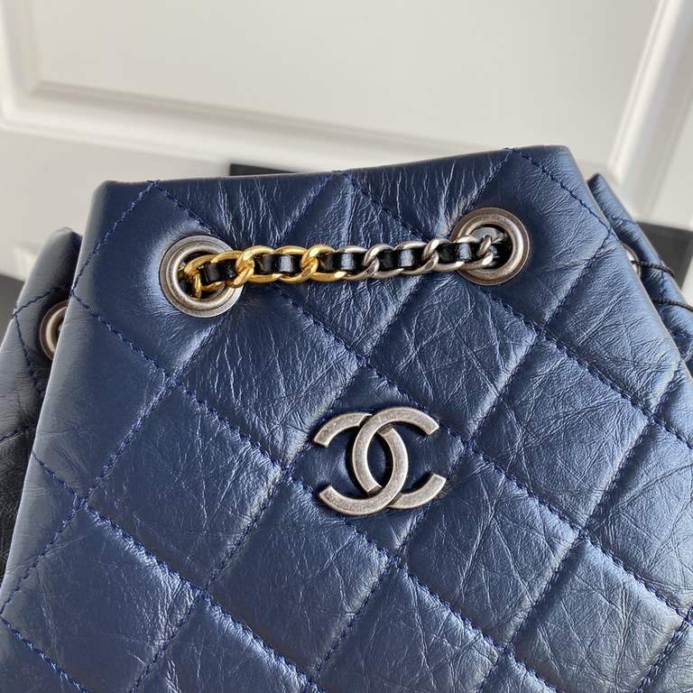 94485   CHANEL new limited edition gold and silver chain vintage backpack Exclusive explosive ChaneCC Gabrielle stray backpack Leather, hardware details, the style is completely opposite. The design of the latest small f