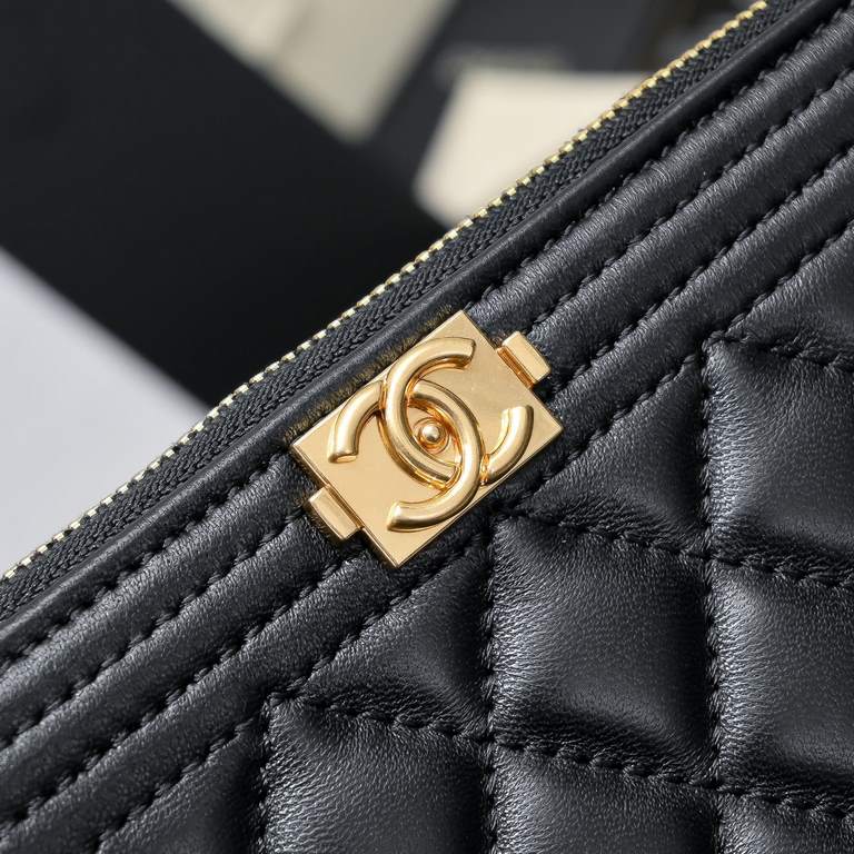 ￥  Grandma Chanel Classic Boy Large Clutch Bag A84407Black sheepskin lined with gold metalOriginal leather hardware high definition, counter ZP open mold 100% replica, craftsmanship, top quality!Reference size24×35×1.5cm