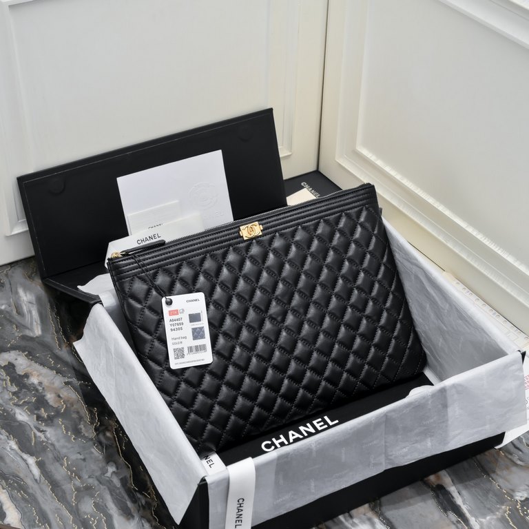 ￥  Grandma Chanel Classic Boy Large Clutch Bag A84407Black sheepskin lined with gold metalOriginal leather hardware high definition, counter ZP open mold 100% replica, craftsmanship, top quality!Reference size24×35×1.5cm