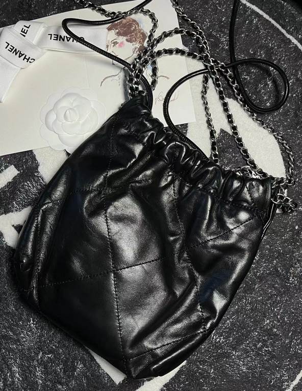 Chanel's mini22 hits the red button!Chanel Goose's bag accessories will always be planted from the just-ended springsummer collectionEspecially this season's new Minisize22 bagClassic black model   mini Love love love.Mo