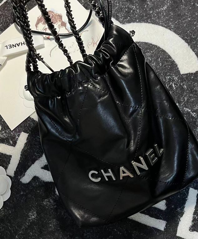 Chanel's mini22 hits the red button!Chanel Goose's bag accessories will always be planted from the just-ended springsummer collectionEspecially this season's new Minisize22 bagClassic black model   mini Love love love.Mo