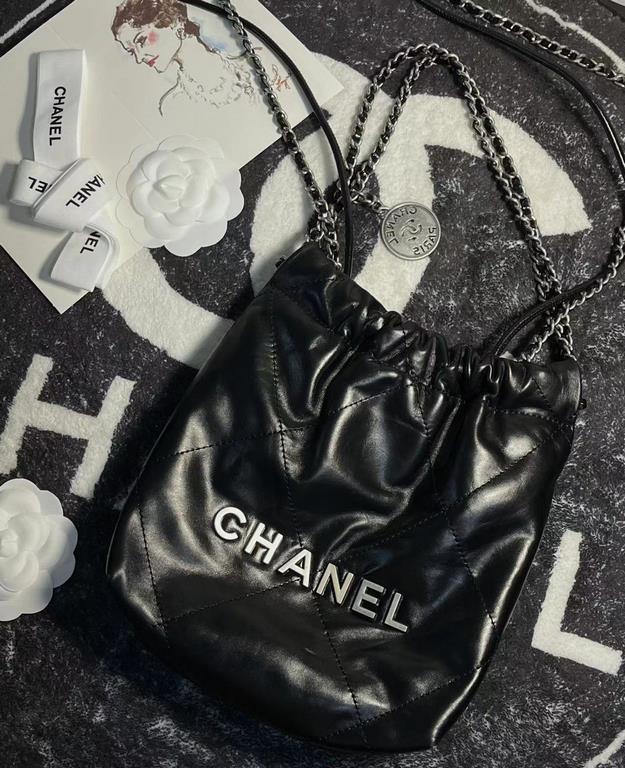 Chanel's mini22 hits the red button!Chanel Goose's bag accessories will always be planted from the just-ended springsummer collectionEspecially this season's new Minisize22 bagClassic black model   mini Love love love.Mo