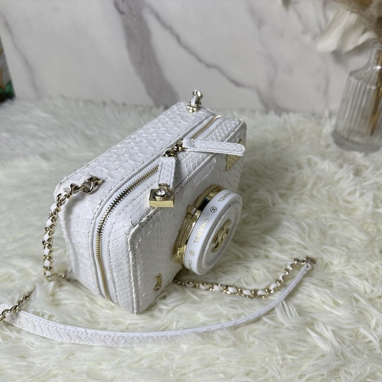 CHANE1  24s Crowd of camera bags AS4817 details are done very delicately The metal lens cap can be opened The overall look will be more advanced Exquisite small body of the bag how to look so good ah ~ the shape of the s