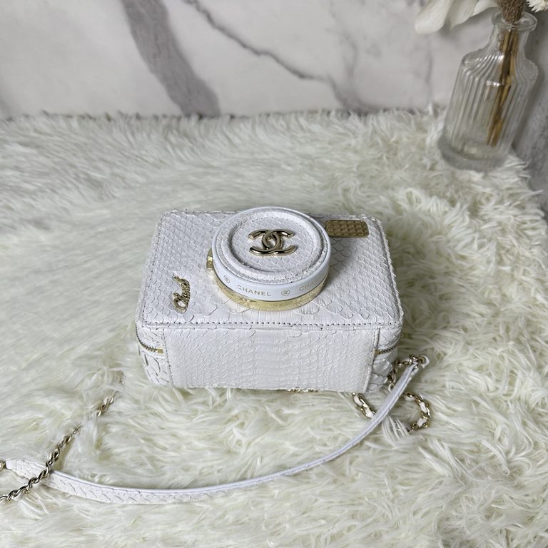 CHANE1  24s Crowd of camera bags AS4817 details are done very delicately The metal lens cap can be opened The overall look will be more advanced Exquisite small body of the bag how to look so good ah ~ the shape of the s