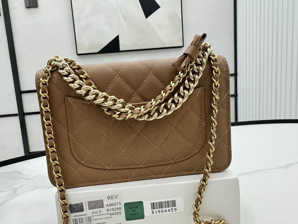 A96073 Chanel 24s woc bow lychee leather, the top is all good! Little beauty or buy 24swoc bow lychee leather!  The chain length is just right, and then the leather is particularly wearable, and the physical object is al