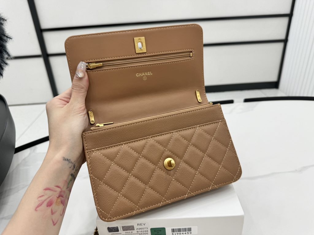 A96073 Chanel 24s woc bow lychee leather, the top is all good! Little beauty or buy 24swoc bow lychee leather!  The chain length is just right, and then the leather is particularly wearable, and the physical object is al