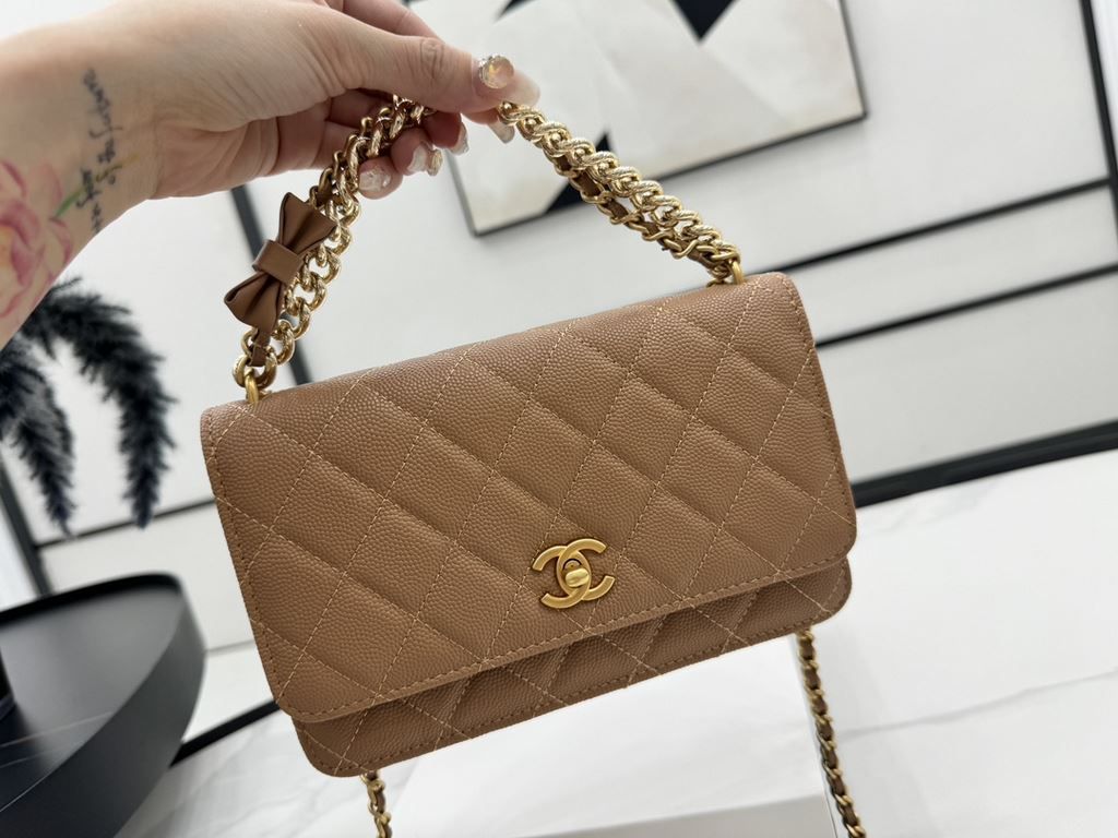 A96073 Chanel 24s woc bow lychee leather, the top is all good! Little beauty or buy 24swoc bow lychee leather!  The chain length is just right, and then the leather is particularly wearable, and the physical object is al