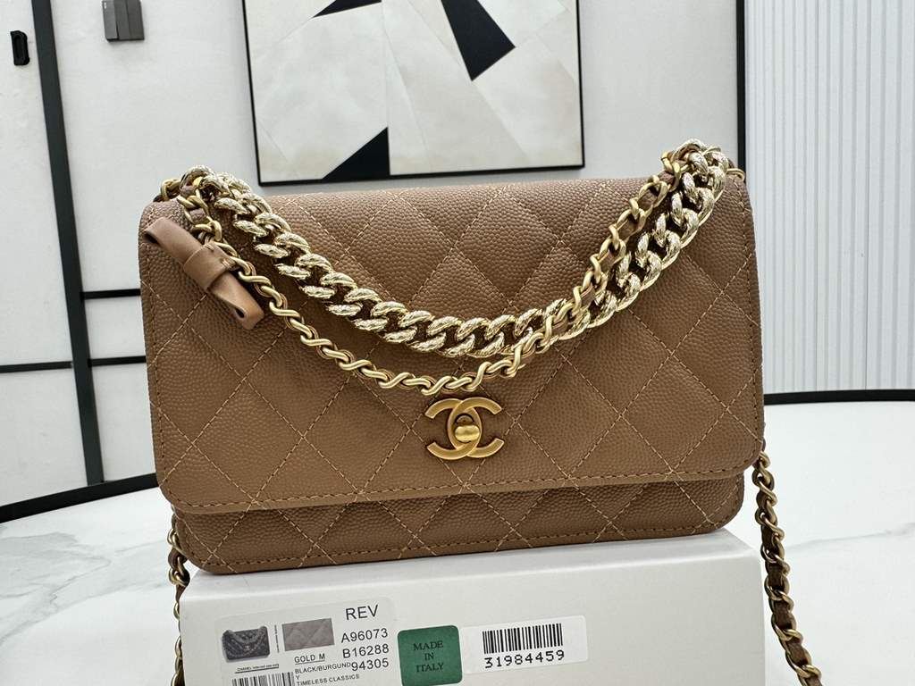 A96073 Chanel 24s woc bow lychee leather, the top is all good! Little beauty or buy 24swoc bow lychee leather!  The chain length is just right, and then the leather is particularly wearable, and the physical object is al