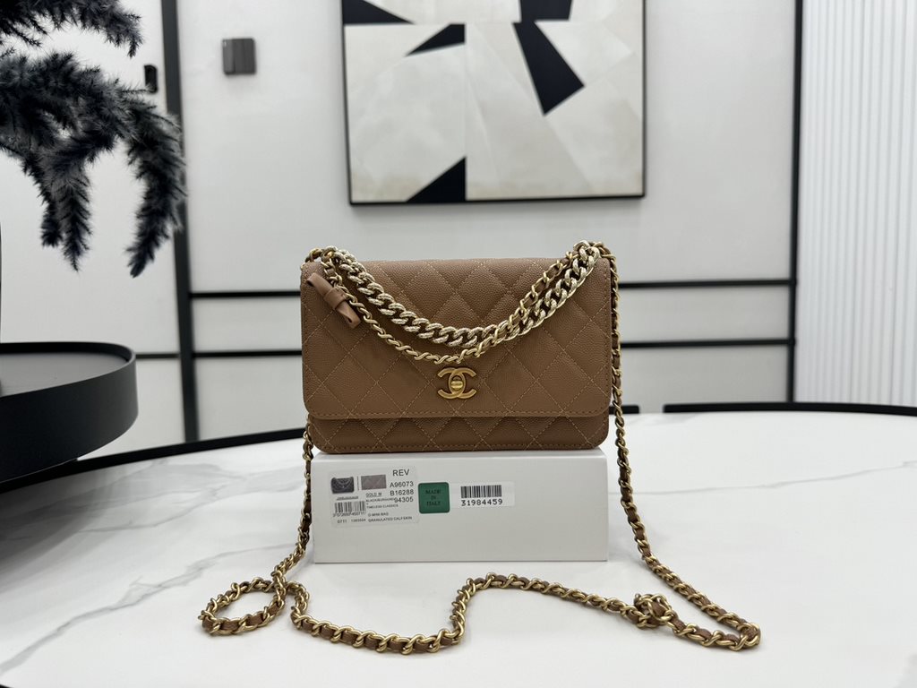 A96073 Chanel 24s woc bow lychee leather, the top is all good! Little beauty or buy 24swoc bow lychee leather!  The chain length is just right, and then the leather is particularly wearable, and the physical object is al