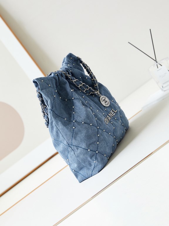 24S Denim Trash Bag SpikeHidden big pop-up wow!Casual high-level wash denim blue how can be so good ah ~ and then embellished with silver CHANEL letters that the spontaneity of the rate of sex immediately came out!Whethe