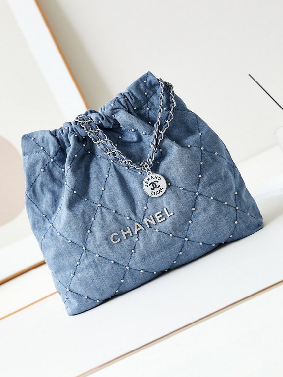 24S Denim Trash Bag SpikeHidden big pop-up wow!Casual high-level wash denim blue how can be so good ah ~ and then embellished with silver CHANEL letters that the spontaneity of the rate of sex immediately came out!Whethe