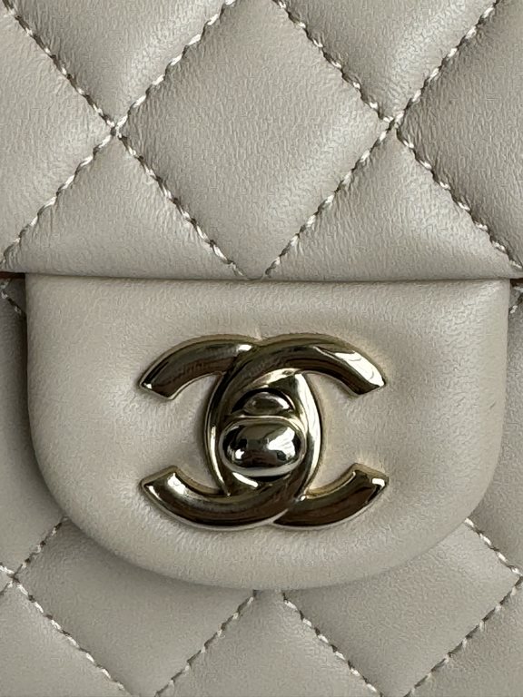 Chanel 21K latest Mini CF handle handbag AS2431 Classic diamond lattice flap bag decorated with exquisite classic chain with handheld, delicate sheepskin embellish the handbag, stand out, interpretation of timeless!   el