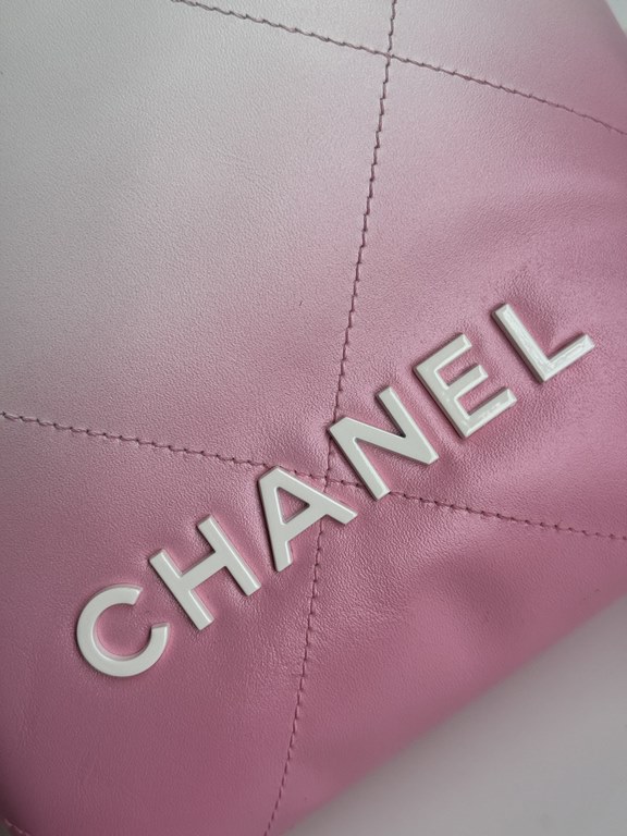 CHANEL3980 gradient 24S new mini 22bag too good to look at it This color is small and exquisite, exudes unparalleled high-level luxury, people can not resist, as if it were a finely crafted work of art, porcelain CHANEL 