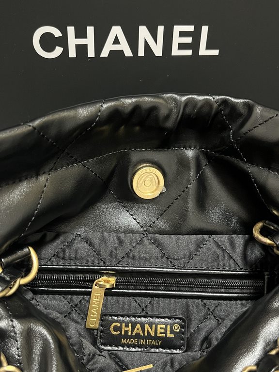 CHANEL    Model AS3263# Size 20  19 fall and winter new garbage bag small fatigue bag cowhide series, more noteworthy before the guess 22bag really out of the m i ni size, can be a shoulder crossbody, two designs. The or