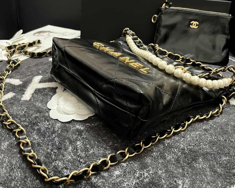 CHANEL    Model AS3263# Size 20  19 fall and winter new garbage bag small fatigue bag cowhide series, more noteworthy before the guess 22bag really out of the m i ni size, can be a shoulder crossbody, two designs. The or