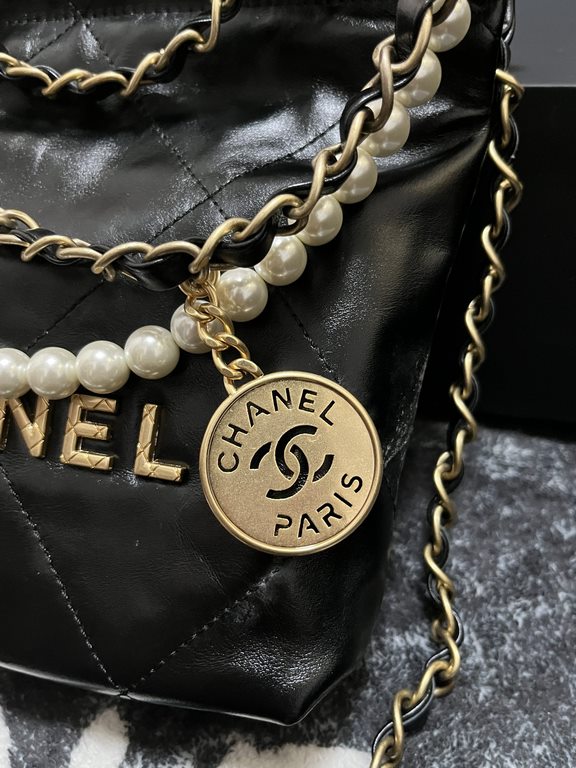 CHANEL    Model AS3263# Size 20  19 fall and winter new garbage bag small fatigue bag cowhide series, more noteworthy before the guess 22bag really out of the m i ni size, can be a shoulder crossbody, two designs. The or