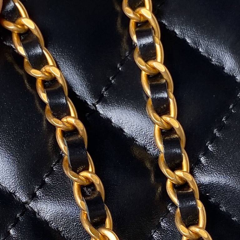 ￥ CHANEC double gold ball box A This season's new double gold ball I really cute!At a glance fell in love with this bagClassic black gold Double gold balls Chain adjustable length Hand carry crossbody and shoulder Capaci