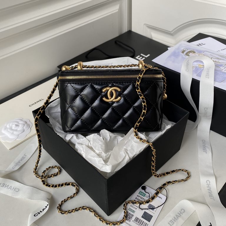 ￥ CHANEC double gold ball box A This season's new double gold ball I really cute!At a glance fell in love with this bagClassic black gold Double gold balls Chain adjustable length Hand carry crossbody and shoulder Capaci