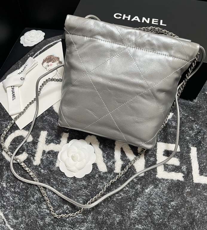 Chanel's mini22 hits the red button!Chanel Goose's bag accessories will always be planted from the just-ended springsummer collectionEspecially this season's new Minisize22 bagClassic black model   mini Love love love.Mo