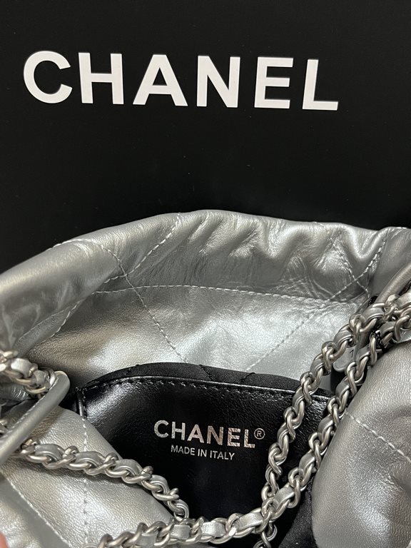 Chanel's mini22 hits the red button!Chanel Goose's bag accessories will always be planted from the just-ended springsummer collectionEspecially this season's new Minisize22 bagClassic black model   mini Love love love.Mo