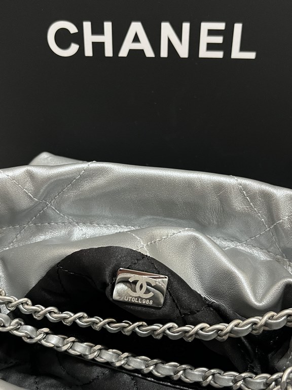 Chanel's mini22 hits the red button!Chanel Goose's bag accessories will always be planted from the just-ended springsummer collectionEspecially this season's new Minisize22 bagClassic black model   mini Love love love.Mo