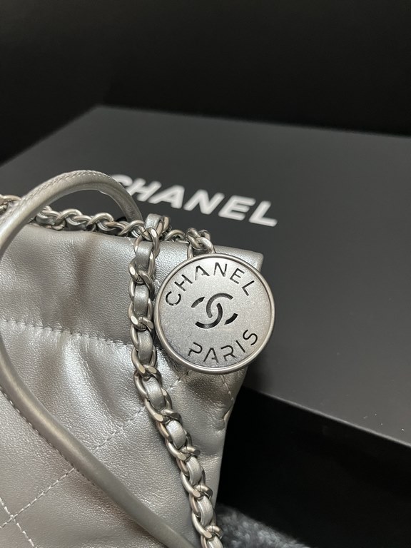 Chanel's mini22 hits the red button!Chanel Goose's bag accessories will always be planted from the just-ended springsummer collectionEspecially this season's new Minisize22 bagClassic black model   mini Love love love.Mo