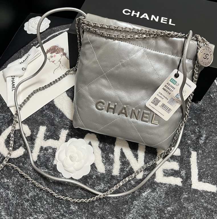 Chanel's mini22 hits the red button!Chanel Goose's bag accessories will always be planted from the just-ended springsummer collectionEspecially this season's new Minisize22 bagClassic black model   mini Love love love.Mo