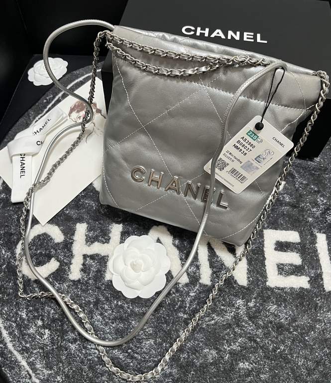 Chanel's mini22 hits the red button!Chanel Goose's bag accessories will always be planted from the just-ended springsummer collectionEspecially this season's new Minisize22 bagClassic black model   mini Love love love.Mo