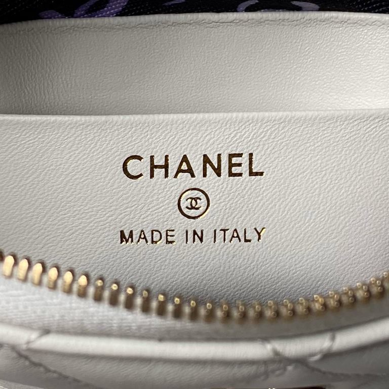 ￥ Sheepskin  Chanel 24s shell bag A small exquisite shell bag as a fairy tale of sweet treasures Yo ~ simply let the girl's heart is moving are embellished with glittering glossy gold elements Yo one eye fell in love wit