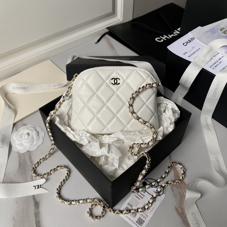 ￥ Sheepskin  Chanel 24s shell bag A small exquisite shell bag as a fairy tale of sweet treasures Yo ~ simply let the girl's heart is moving are embellished with glittering glossy gold elements Yo one eye fell in love wit