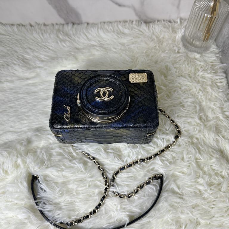 CHANE1  24s crowded camera bag AS4817 details are very delicate metal lens cover can be opened the overall look will be more advanced a little delicate and small body of the bag how to look so good ah ~ the shape of the 