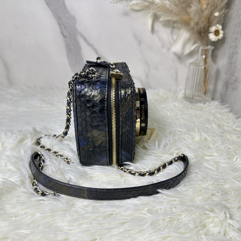 CHANE1  24s crowded camera bag AS4817 details are very delicate metal lens cover can be opened the overall look will be more advanced a little delicate and small body of the bag how to look so good ah ~ the shape of the 