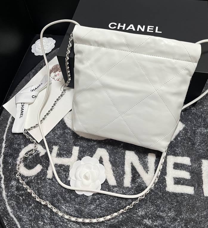 Chanel's mini22 hits the red button!Chanel Goose's bag accessories will always be planted from the just-ended springsummer collectionEspecially this season's new Minisize22 bagClassic black model   mini Love love love.Mo