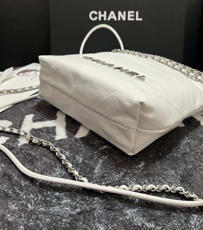 Chanel's mini22 hits the red button!Chanel Goose's bag accessories will always be planted from the just-ended springsummer collectionEspecially this season's new Minisize22 bagClassic black model   mini Love love love.Mo