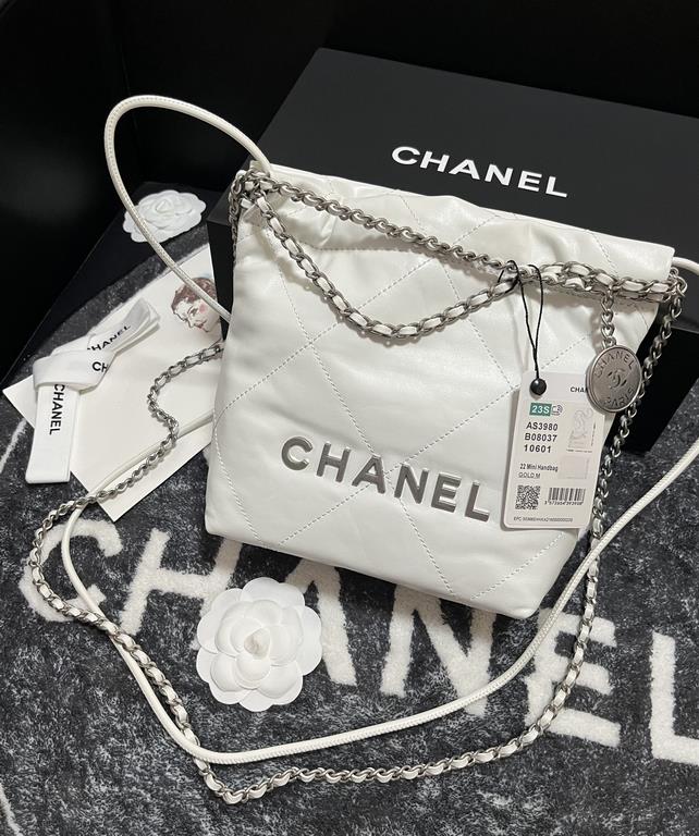 Chanel's mini22 hits the red button!Chanel Goose's bag accessories will always be planted from the just-ended springsummer collectionEspecially this season's new Minisize22 bagClassic black model   mini Love love love.Mo