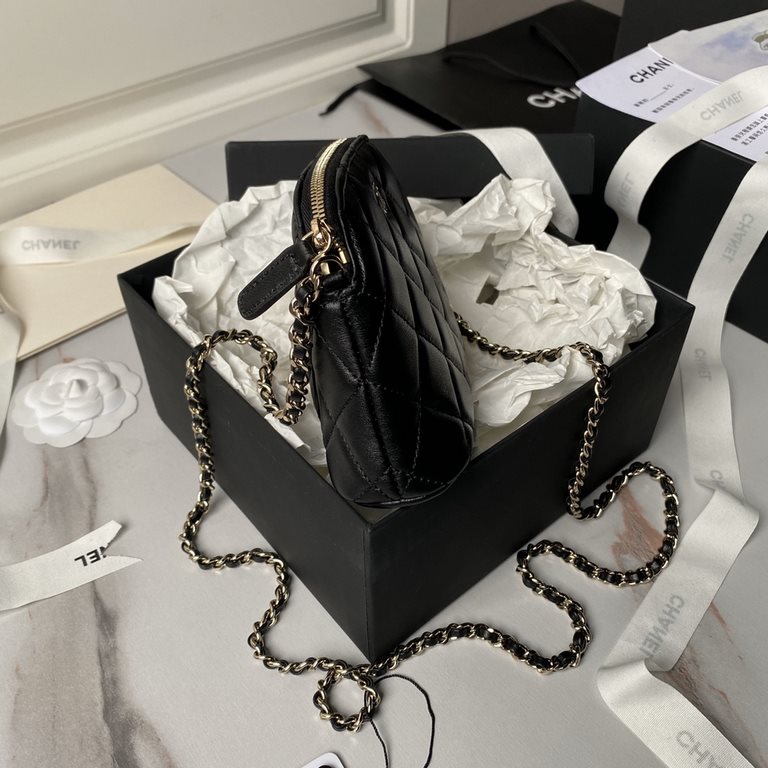 ￥ Sheepskin  Chanel 24s shell bag A small exquisite shell bag as a fairy tale of sweet treasures Yo ~ simply let the girl's heart is moving are embellished with glittering glossy gold elements Yo one eye fell in love wit