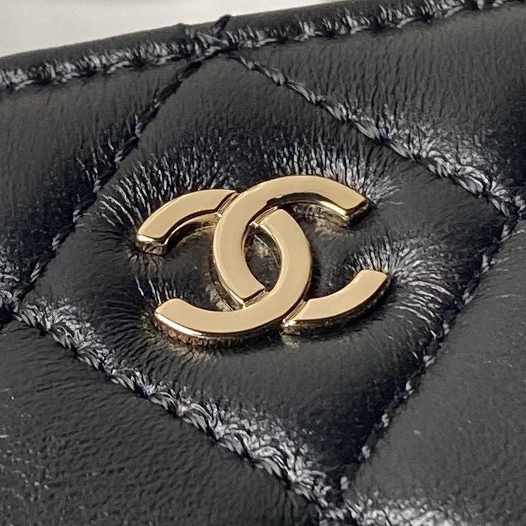 ￥ Sheepskin  Chanel 24s shell bag A small exquisite shell bag as a fairy tale of sweet treasures Yo ~ simply let the girl's heart is moving are embellished with glittering glossy gold elements Yo one eye fell in love wit