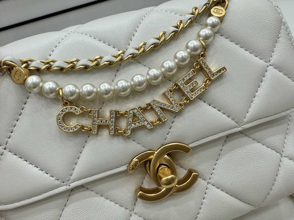 AS4986 CHANEL24A New today! Let's not eat cold rice fried today, to see the new capsule continue to get used to the return of those styles ~ so I caught this one chubby have leather wear chain elements   Jane   chanel le