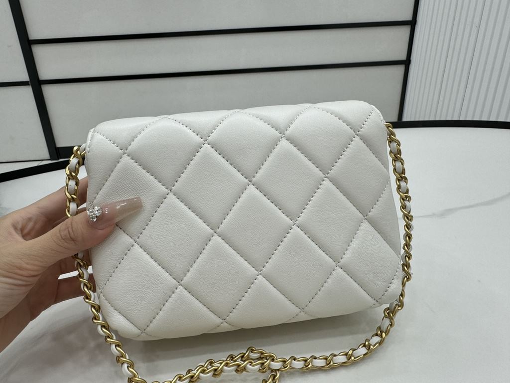 AS4986 CHANEL24A New today! Let's not eat cold rice fried today, to see the new capsule continue to get used to the return of those styles ~ so I caught this one chubby have leather wear chain elements   Jane   chanel le