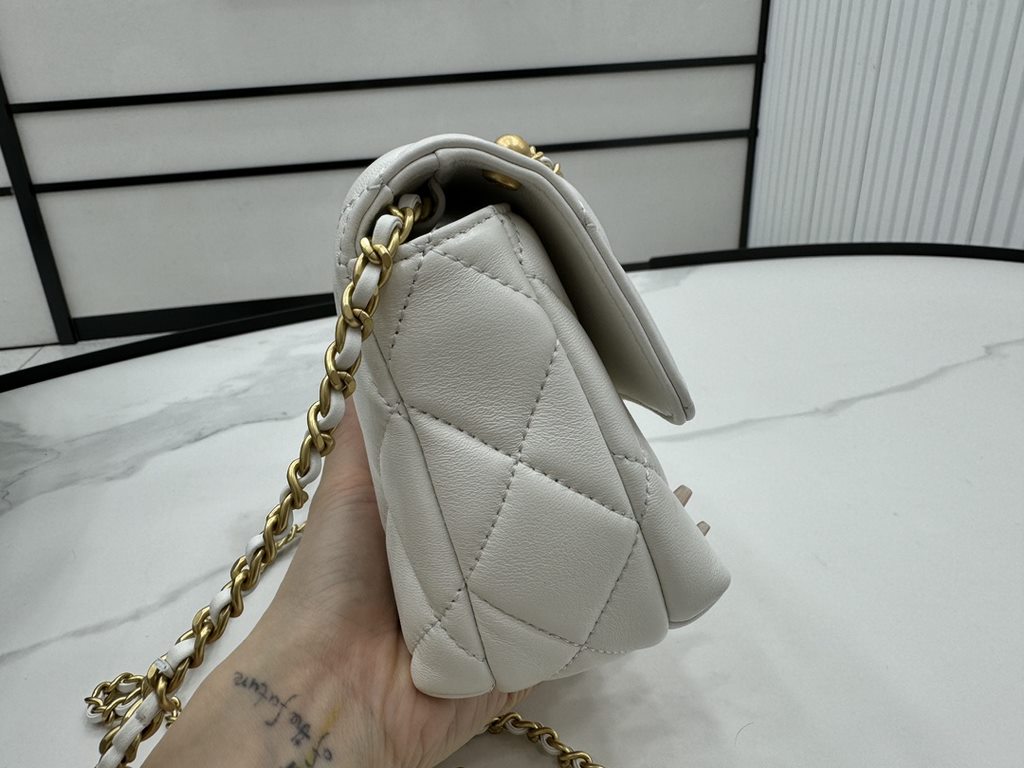 AS4986 CHANEL24A New today! Let's not eat cold rice fried today, to see the new capsule continue to get used to the return of those styles ~ so I caught this one chubby have leather wear chain elements   Jane   chanel le