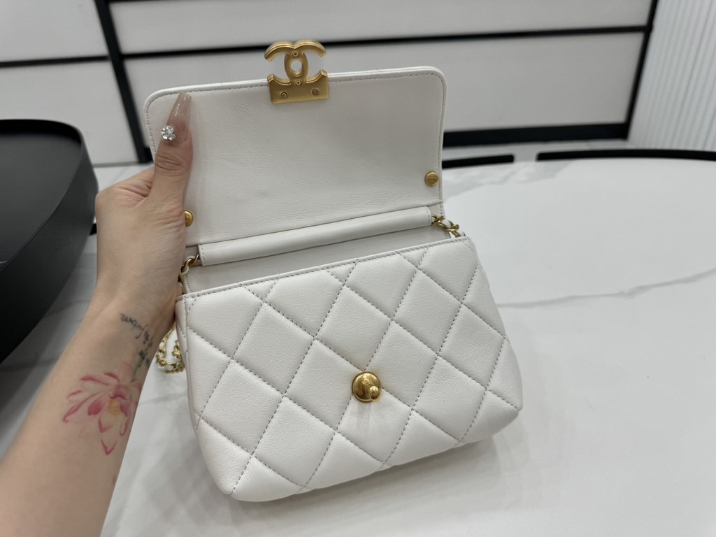 AS4986 CHANEL24A New today! Let's not eat cold rice fried today, to see the new capsule continue to get used to the return of those styles ~ so I caught this one chubby have leather wear chain elements   Jane   chanel le