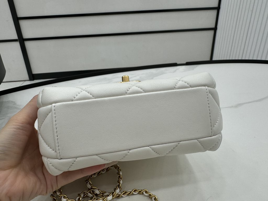 AS4986 CHANEL24A New today! Let's not eat cold rice fried today, to see the new capsule continue to get used to the return of those styles ~ so I caught this one chubby have leather wear chain elements   Jane   chanel le