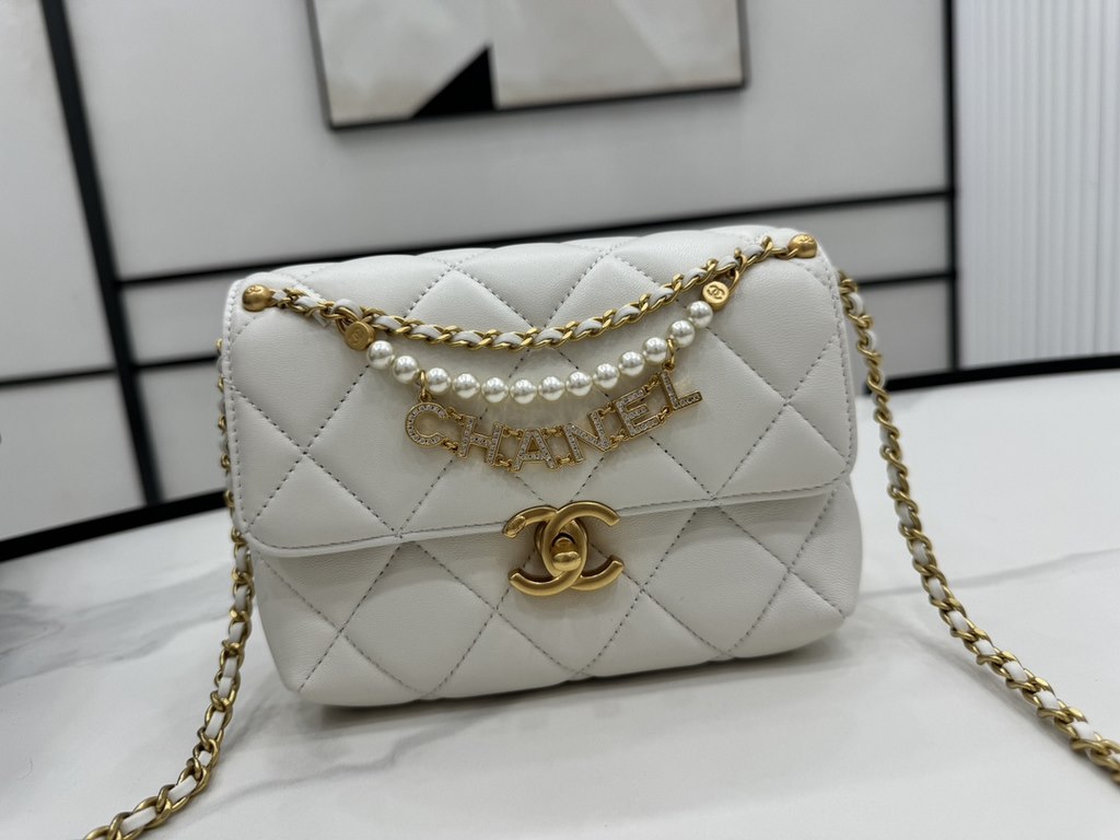 AS4986 CHANEL24A New today! Let's not eat cold rice fried today, to see the new capsule continue to get used to the return of those styles ~ so I caught this one chubby have leather wear chain elements   Jane   chanel le