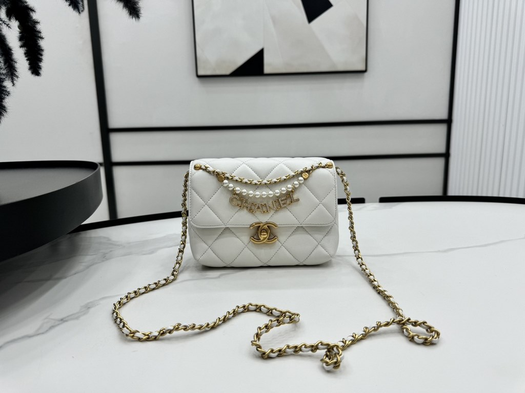 AS4986 CHANEL24A New today! Let's not eat cold rice fried today, to see the new capsule continue to get used to the return of those styles ~ so I caught this one chubby have leather wear chain elements   Jane   chanel le