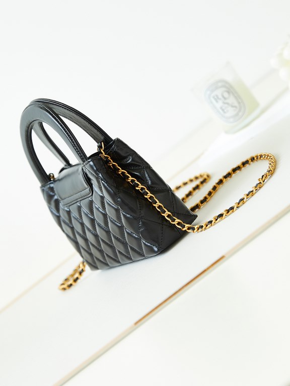 23K Kelly Handle BagFashion is a reincarnation of the popular antique kelly by Chanel redesigned revitalization, antique Kelly to the classic handle hand raised the name, in the basic plus leather through the chain shoul